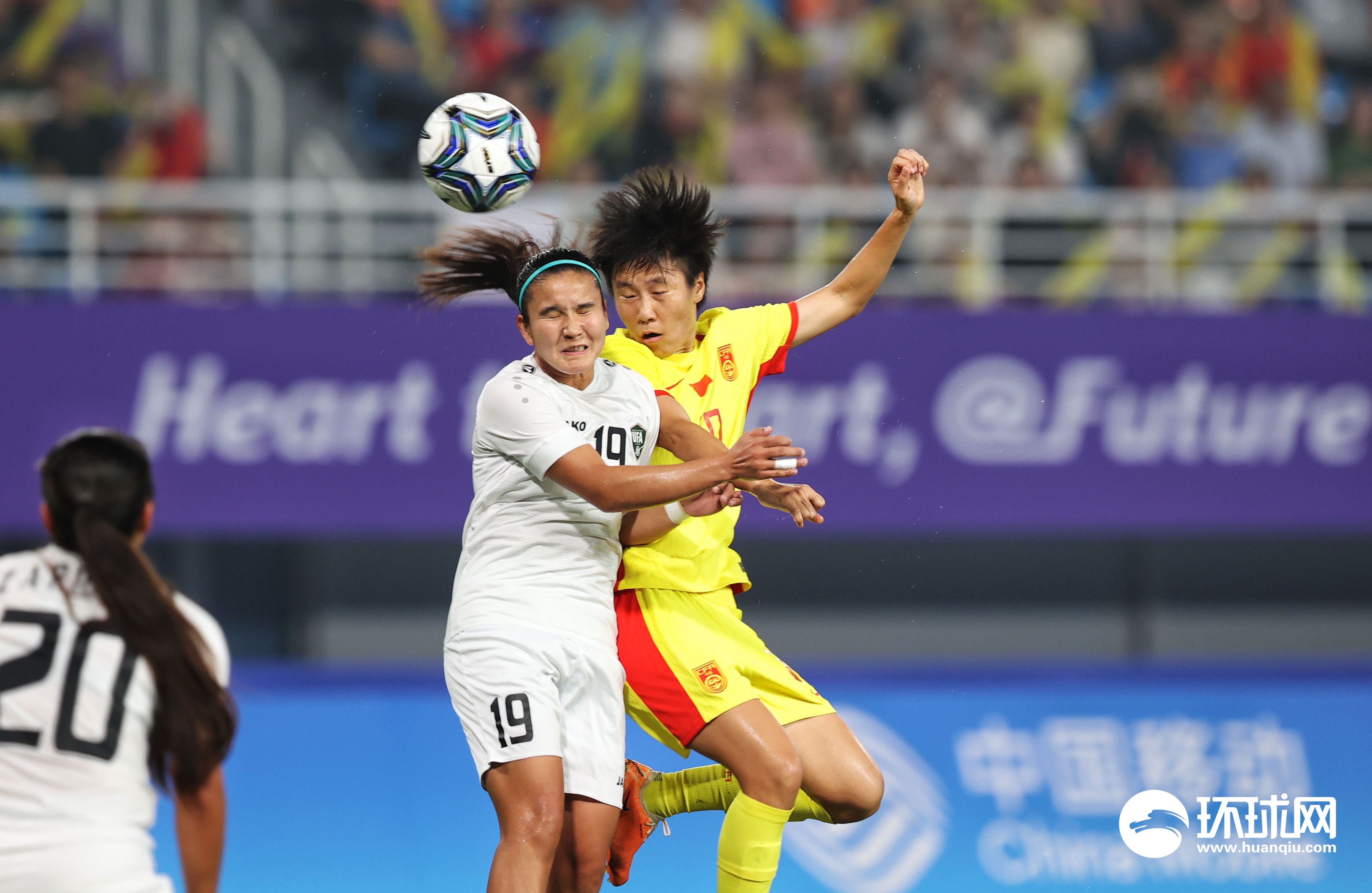 亚洲女足锦标赛中，中国队员用精妙战术取胜