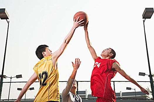 球员们在比赛中展现出了超强的技术和拼搏精神的简单介绍 球员们在比赛中展现出了超强的技术和拼搏精神的简单介绍