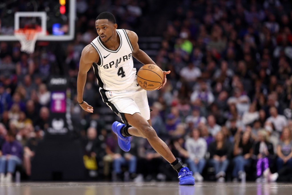 包含国王险胜中国男篮，福克斯制霸全场的词条