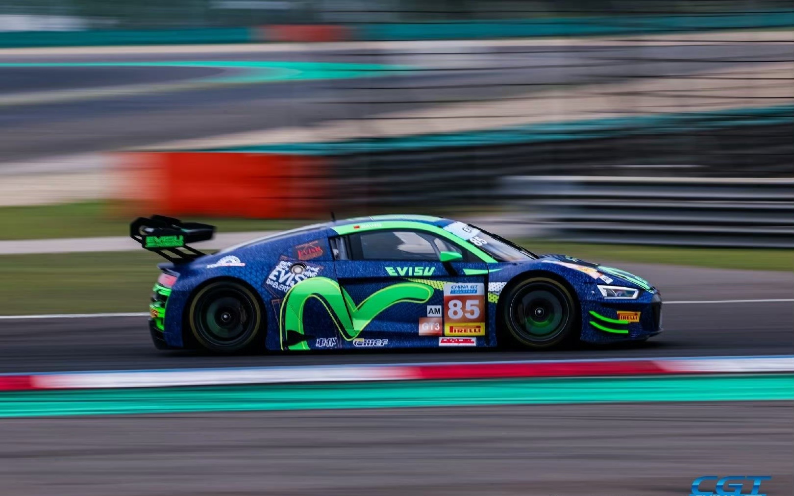 红牛车队险胜迈凯伦,阿隆索点燃赛场 红牛车队险胜迈凯伦,阿隆索点燃赛场